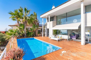 Super Villa Oasis Fab Sea and Sitges View with Private Pool and Air Conditioning